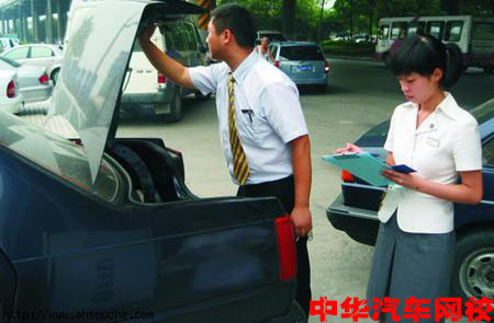 　根據(jù)國家勞動人事部的有關(guān)規(guī)定，針對學(xué)員不同的文化學(xué)歷和實(shí)踐經(jīng)驗(yàn)分設(shè)初、中、高三個等級進(jìn)行培訓(xùn)認(rèn)證，學(xué)員持有關(guān)資信材料，選擇相對應(yīng)的培訓(xùn)級別。 