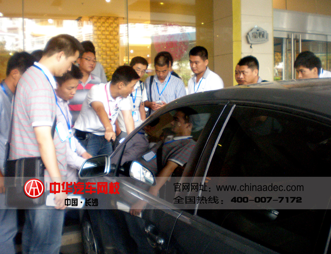 【中華汽車網校 網校新聞】201205期二手車鑒定評估師是中華汽車網校2012年度最后一個暑期研修班，隨著8月24號二手車鑒定評估師中高級考試的結束，我們05期學員的學習考試之途也告于段落。在此，中華汽車網校祝賀201205期學員順利結業！