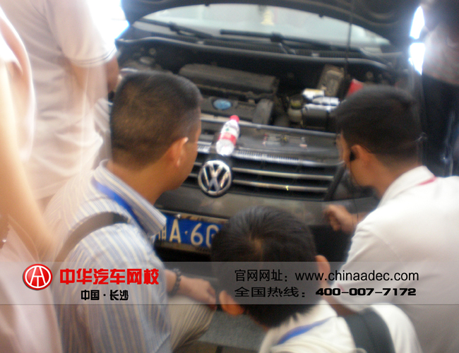【中華汽車網校 網校新聞】201205期二手車鑒定評估師是中華汽車網校2012年度最后一個暑期研修班，隨著8月24號二手車鑒定評估師中高級考試的結束，我們05期學員的學習考試之途也告于段落。在此，中華汽車網校祝賀201205期學員順利結業！
