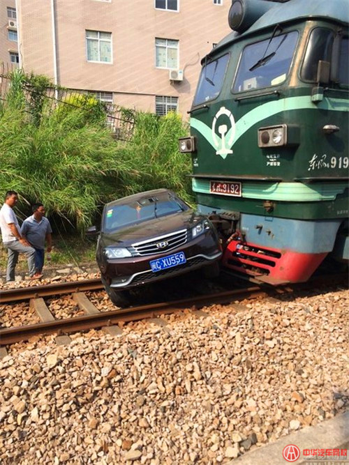 悲劇!汽車過鐵道突然熄火 瞬間被火車撞出20米遠 悲劇!汽車過鐵道突然熄火 瞬間被火車撞出20米遠