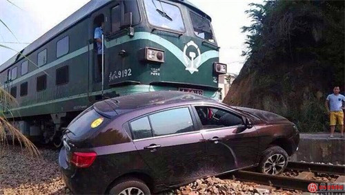 實習期車主傷不起 敢與火車拼氣力 實習期車主傷不起 敢與火車拼氣力
