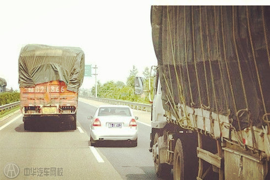 駕駛必學(xué):如何躲避大貨車(chē)威脅@chinaadec.com 駕駛必學(xué):如何躲避大貨車(chē)威脅@chinaadec.com