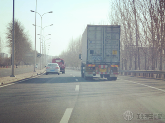 駕駛必學(xué):如何躲避大貨車(chē)威脅@chinaadec.com 駕駛必學(xué):如何躲避大貨車(chē)威脅@chinaadec.com