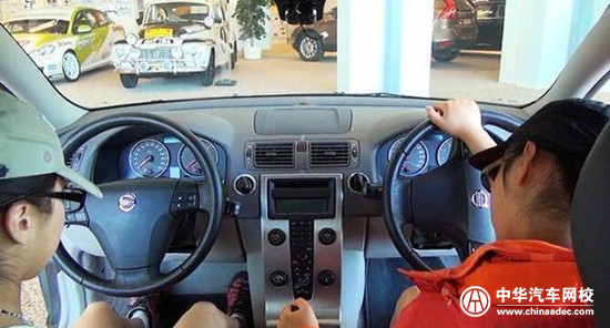 “活久見”一輛車兩個駕駛倉到底誰說了算？@chinaadec.com