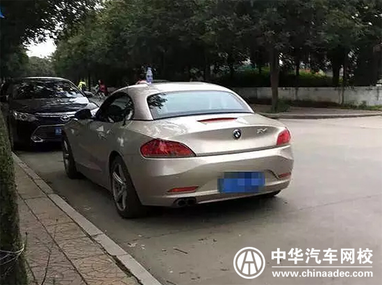 大學校門口車頂放瓶飲料原來是啪啪啪交易！@chinaadec.com