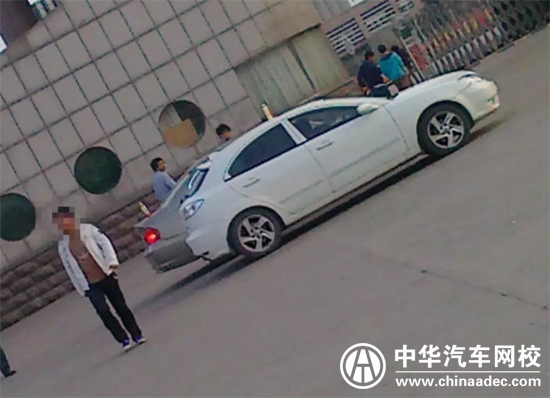 大學校門口車頂放瓶飲料原來是啪啪啪交易！@chinaadec.com