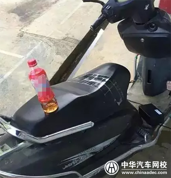 大學校門口車頂放瓶飲料原來是啪啪啪交易！@chinaadec.com