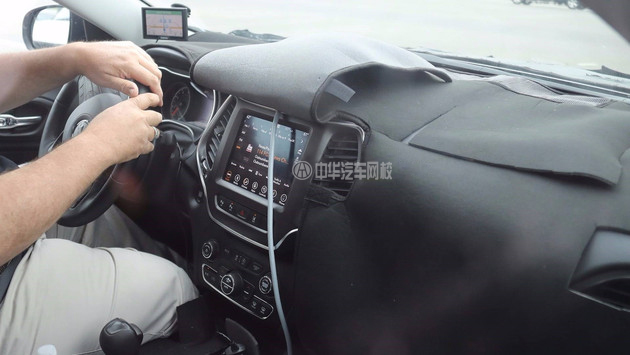 新款JEEP自由光曝光，這眼睛是怎么了？@chinaadec.com