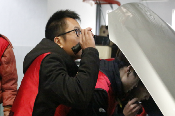 學員查看引擎蓋@chinaadec.com