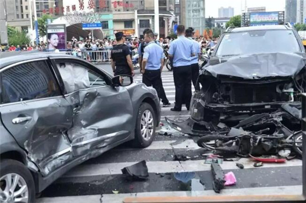 常州奔馳車連撞13人@chinaadec