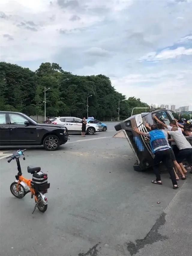 勞斯萊斯和長安相撞損失上百萬,看看長安三責(zé)險，段子成真了 @chinaadec.com